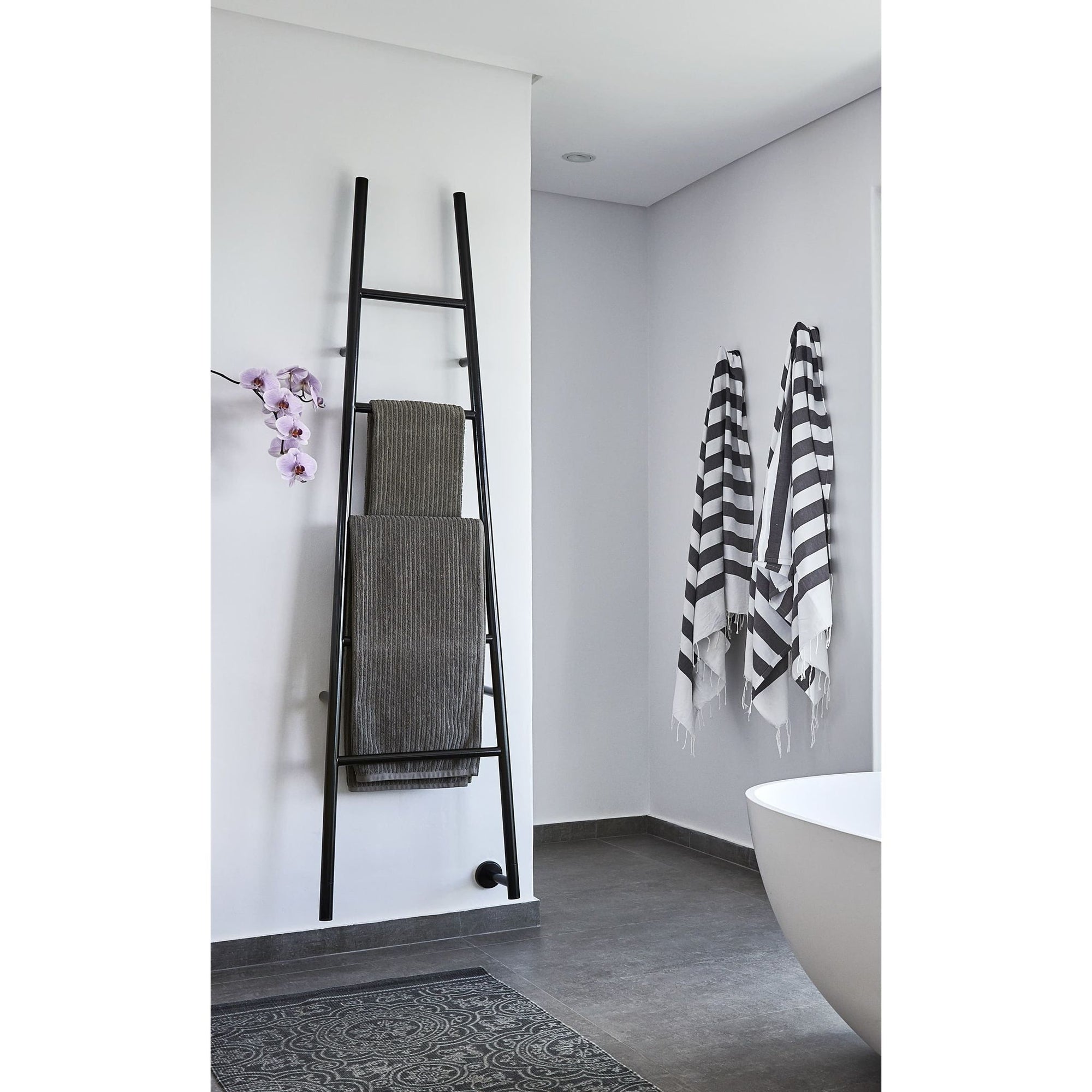 Jeeves Tangent L Heated Towel Rail – Satin Black